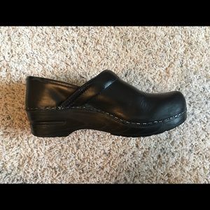 Sanita black Prof. Cabrio closed back clogs